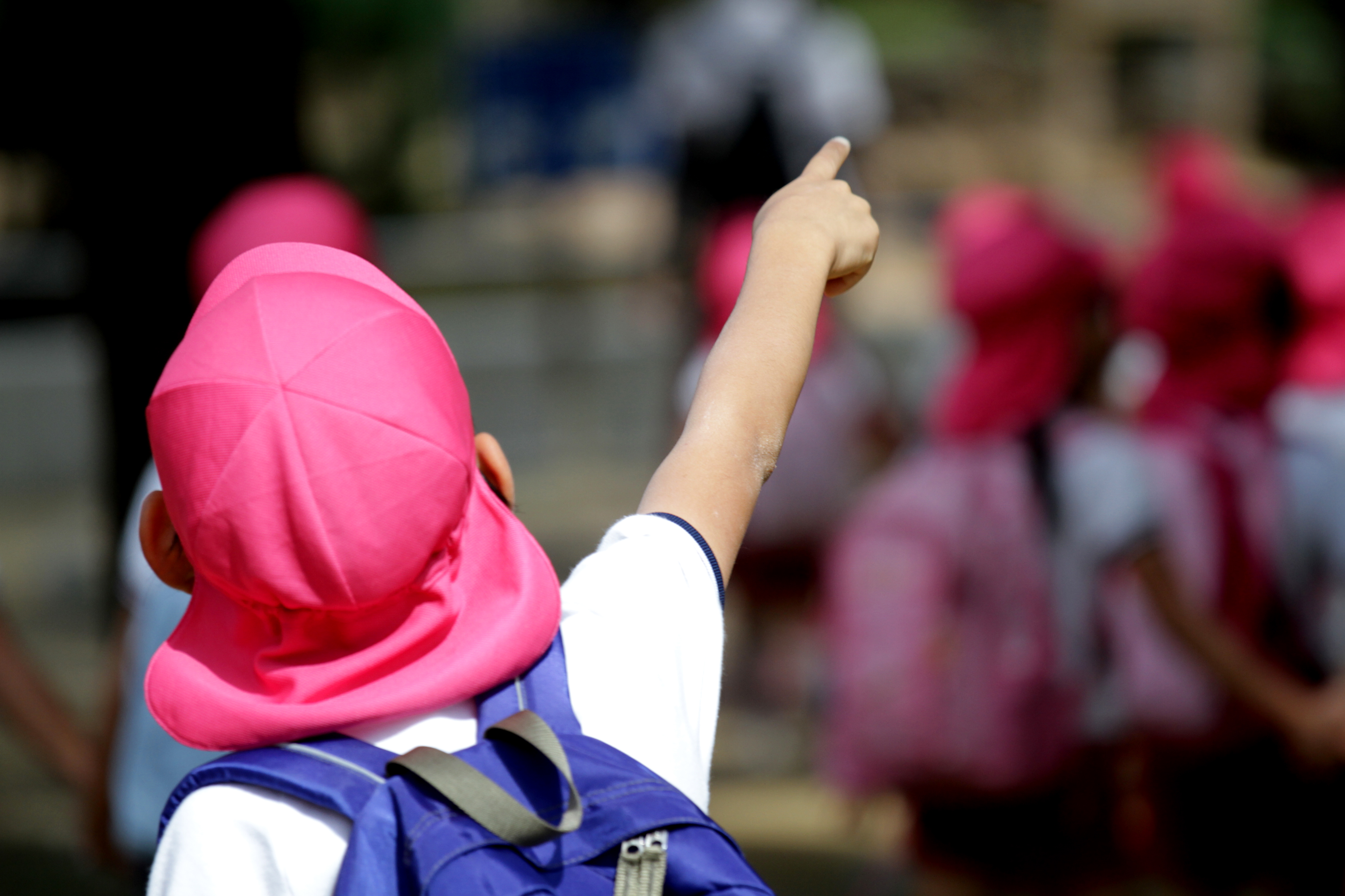 指を指している小学生の男の子